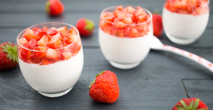 Panna cotta au lait de coco et fraises