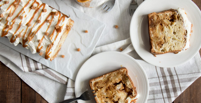 Poke cake aux pommes et caramel